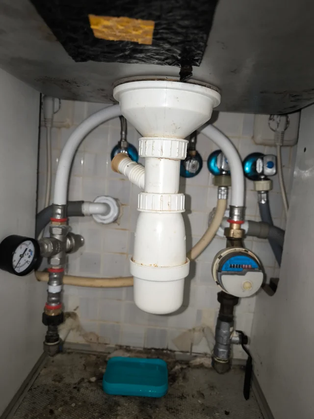 reparación de fuga de agua en torre roja